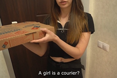 Ha portato la pizza da Domino's, ma chi pagherà la mancia?