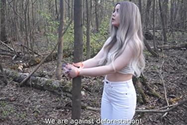 Il sesso nei boschi è ecologico! Lei è legato, quindi lo succhi in pubblico