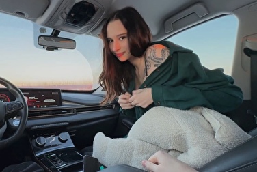 Ehi, perché sei seduta sul mio uccello? - Perché cosa? Sto pagando il viaggio