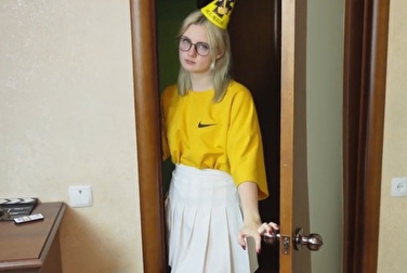 Ho 18 anni, evviva! Scopami, fratellastro, puoi sborrare proprio qui 😏