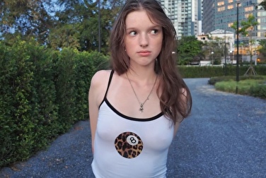 Ragazza, hai un culo così bello! Me lo faccia toccare per soldi