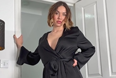 Oh, la matrigna è ubriaca. Si spoglierà e le offrirà un rapporto anale 🍑