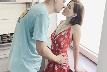 Si avvicinò a sua moglie, glielo mise tra le gambe e se ne andò 👀 (le sborrò anche in bocca)