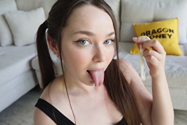 Mi ha frustato, mi ha messo un dito nel culo, mi ha scopato e io ho leccato lo sperma dal preservativo