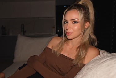 Non sono qui per guardare un film, sono qui per succhiare un cazzo. Avanti, tiralo fuori Non sono qui per guardare un film, sono qui per succhiare un cazzo. Avanti, tiralo fuori