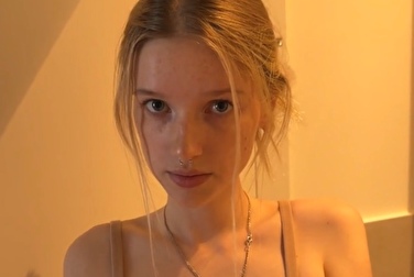 Mi stava succhiando con forza. Mia sorella stava alludendo al sesso? 👀