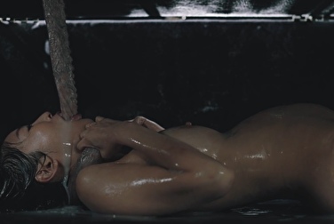 Un tentacolo si è infilato in una donna asiatica 🤯 E lei continua a non credere agli UFO