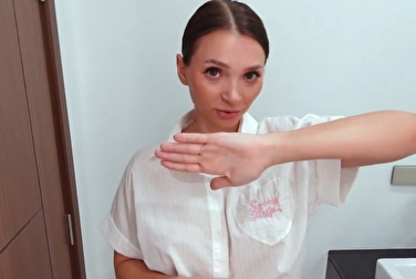 Ho aspettato una ragazza e ho scopato una cameriera 😳 Non risparmio il mio cazzo per nessuno