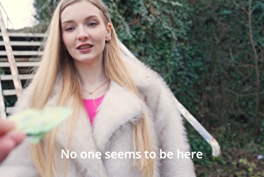 Vuole mostrarmi le sue tette per soldi? Se pagherà di più, le farò un pompino 😏