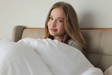 La sorella del mio amico è una bomba sexy 😍 Voglio scoparmela, è un po' impacciata 😚