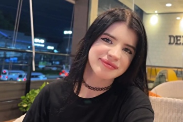 E' il contrario 🔄 Non è lei, è lui che prepara i piatti e la scopa per cena