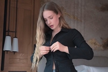 E' così carina 😍 Pensi che possa scoparla con il ricatto?