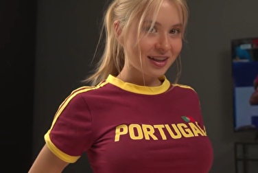 — Ho promesso di farle un pompino e manterrò la parola! — Posso scoparla più tardi? 😌