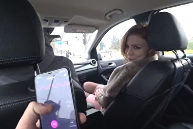 Controllando la sua figa dal suo telefono — ha avuto un orgasmo vivido nel taxi