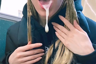 La bellezza della studentessa Peter succhia sull'autobus e prende lo sperma in bocca