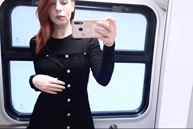 Filmato mentre si masturba e fa pipì nella toilette sul treno per la Crimea
