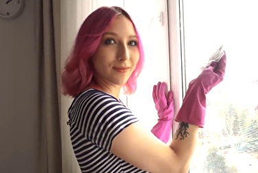 Un ragazzo accetta di pulire finestre e specchi in cambio di sesso