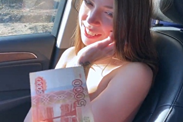 Ha guidato una ragazza russa e si è offerto di spogliarla per soldi