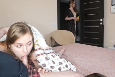 La mamma entra nella stanza e quasi becca la figlia nuda con il suo cazzo in bocca