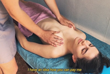 Ha dimenticato i soldi a casa e non ha avuto problemi a fare un pompino al massaggiatore per una seduta
