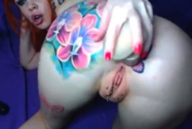 Ragazza informale con piercing e tatuaggi si masturba davanti alla telecamera