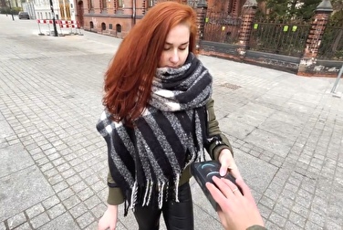 La ragazza straniera dai capelli rossi si accontenterebbe anche di un creampie per un iPhone nuovo di zecca