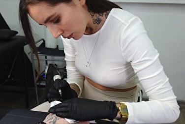 Farsi un altro tatuaggio per avere accesso al suo corpo (parte 3)